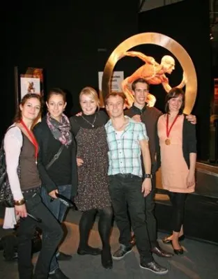 Bild: Welt- und Europameister erkunden KÖRPERWELTEN - A-Team des Grün-Gold-Clubs Bremen zeigt sich begeistert