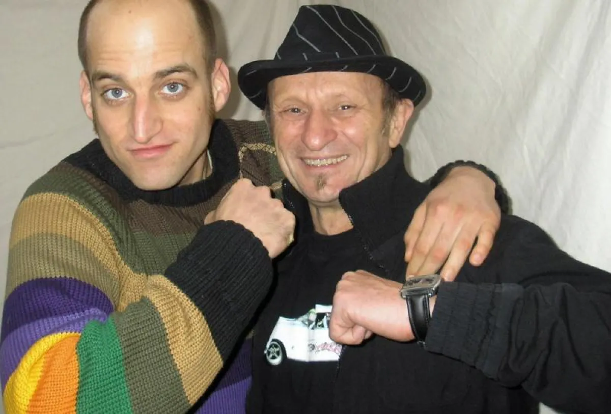 Skateboard-Pionier und -Unternehmer Titus Dittmann und Culcha Candela-Sänger Mr. Reedoo im Berliner Hörspielstudio