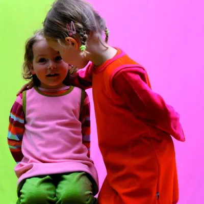 Bild: Bei Tragwerk® KINDERKLEIDUNG gibt es statt rosa Farbe „Brause“