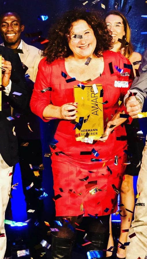 Raika von Lentz holt beim internationalen Speaker-Slam Weltrekord nach Brandenburg (© @DominikPfau)