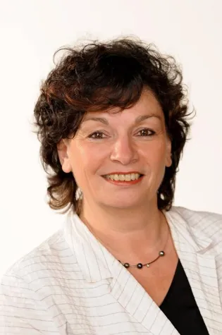 Bild: Bildungssenatorin Christa Goetsch verteilt Bio-Brotboxen