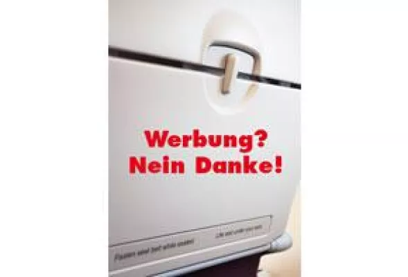 Bild: Platz-Deckchen gegen Flugzeug-Werbung