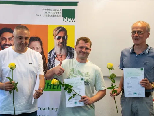 bbw Premiere: Die ersten 18 Fachkräfte Elektronikfertigung haben ihre Qualifizierung abgeschlossen Bild: bbw Premiere: Die ersten 18 Fachkräfte Elektronikfertigung haben ihre Qualifizierung abgeschlossen