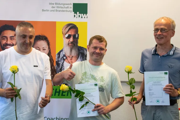 Bild: bbw Premiere: Die ersten 18 Fachkräfte Elektronikfertigung haben ihre Qualifizierung abgeschlossen 
