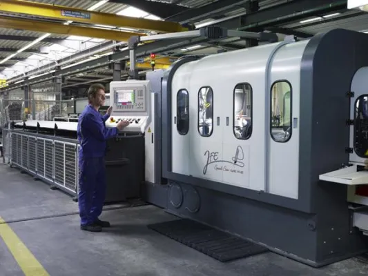 Bild: Investition in Säge-und Fasautomat hat sich bei Peterseim bewährt