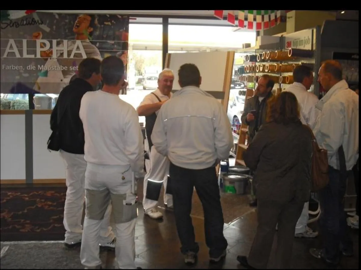 Nach der Produktvorführung griffen die Maler selbst zur Rolle. © AkzoNobel Deco GmbH | Geschäftsbereich Marke Sikkens