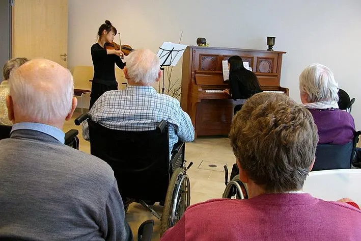 Bild: Begeisterte Senioren beim kleinen Hauskonzert in St. Josef
