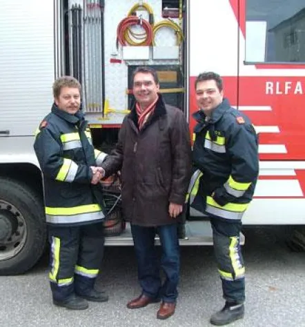 Bild: Dank an die Feuerwehr - Spende der LBG Gloggnitz