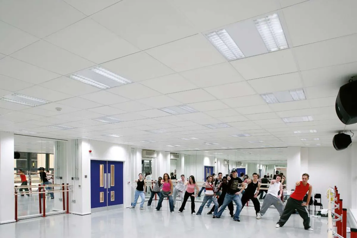 Eine angenehme und blendfreie Beleuchtung schützt vor Unfällen beim Sport. (Foto: licht.de)