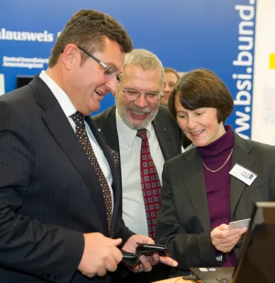 Bild: Staatssekretär Pschierer bei media transfer AG (mtG) auf der it-sa 2010 – Fragen zum neuen Personalausweis