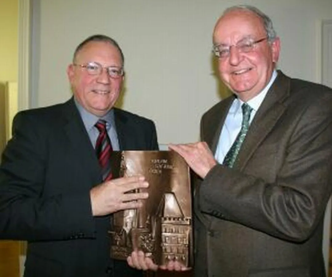 Harry Thiele dankt Vorgänger Hans-Hermann Kocks mit der Trierer Stifterplatte für dessen Aufbauarbeit der Kulturstiftung Trier