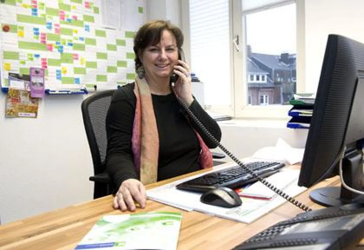 Annette Messing, iGZ-Referat Weiterbildung, freut sich über die Zertifizierungs-Nachricht.