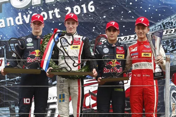 Bild: Joel Eriksson feiert Start-Ziel-Sieg auf Kumho Reifen