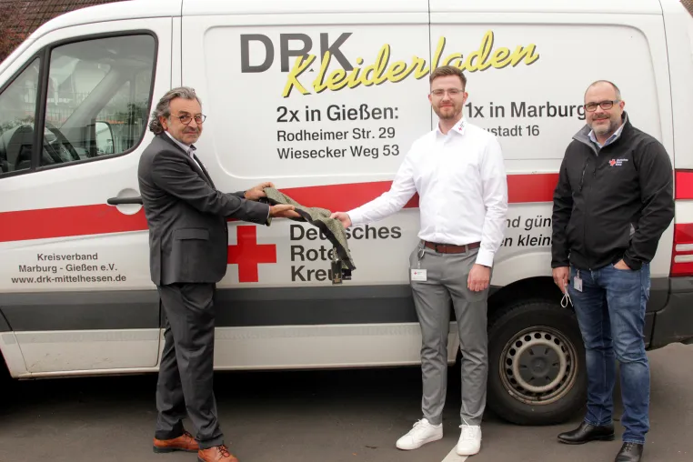 Bild: Tie Solution spendet hochwertige Winterschals für die kalte Jahreszeit