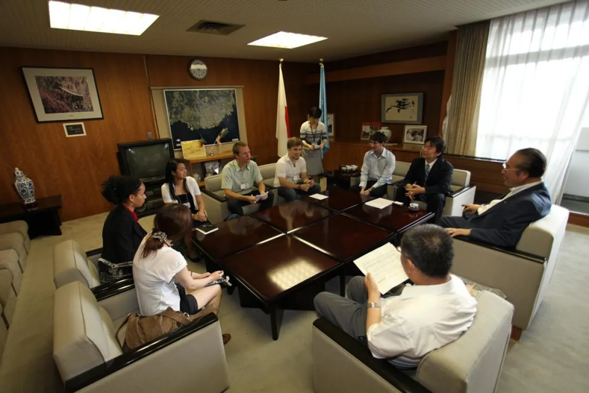 Besuch des Bürgermeisters von Omura City durch World Campus - Japan Teilnehmer