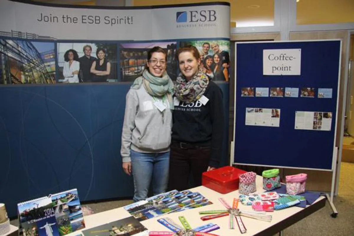 Auch die Studierenden der ESB freuen sich über den großen Andrang und helfen kräftig mit