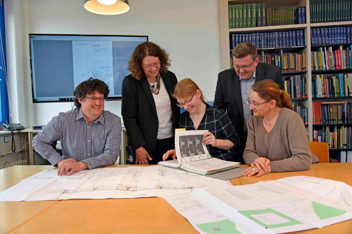 Frau Dr. Anja Sasse, Leiterin der Abteilung Ingenieurbau, in der Teamrunde.
