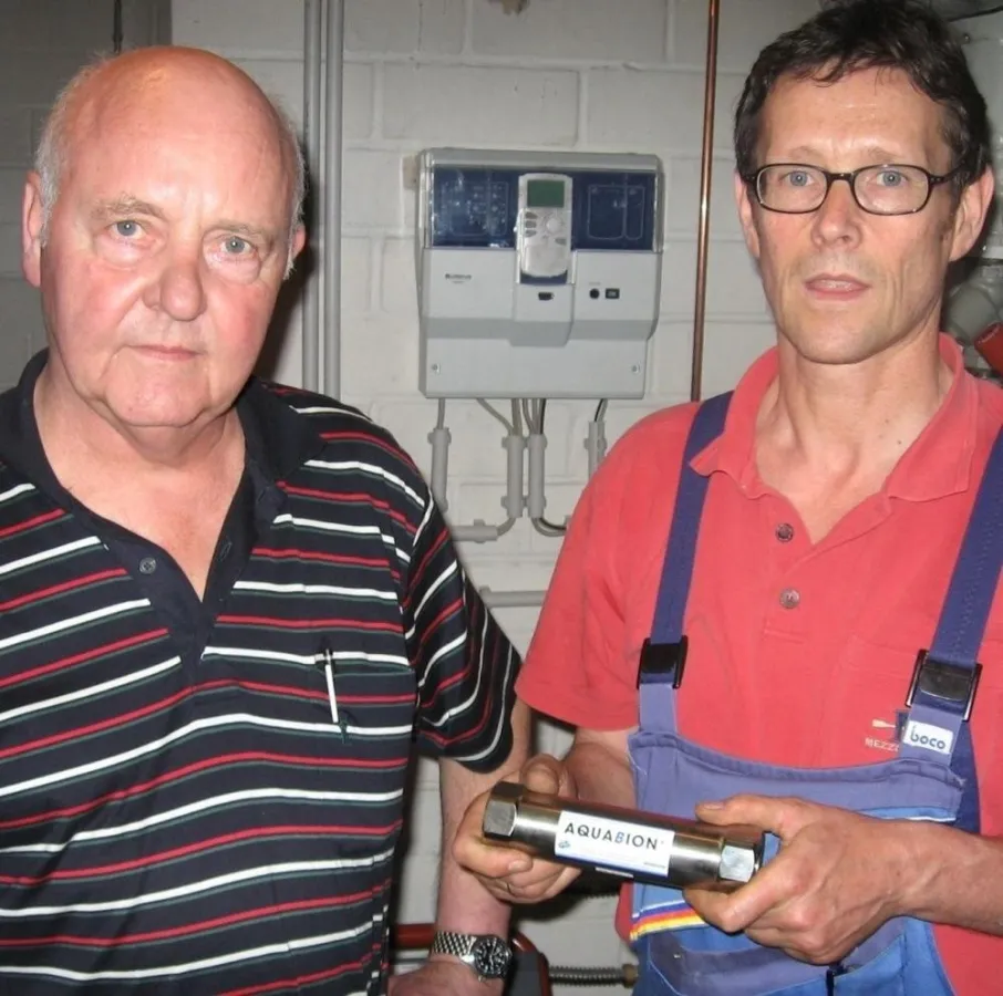 Dipl.-Ing. Dietmar Knoch und Installateurmeister Norbert Rapp bestätigen nach einer Testphase: Der AQUABION wirkt effektiv gegen Kalk und Korrosion.