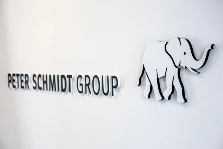 Bild: Peter Schmidt Group gewinnt Corporate-Design-Etat von Mercedes-Benz