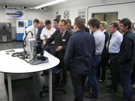 Bild: Workshop zum Thema „Schadensanalytik für Klima- und Kriechstromschäden an elektronischen Baugruppen“