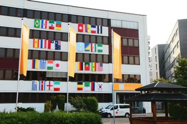 Bild: Europäische Fachhochschule Neuss feiert den Fußball: