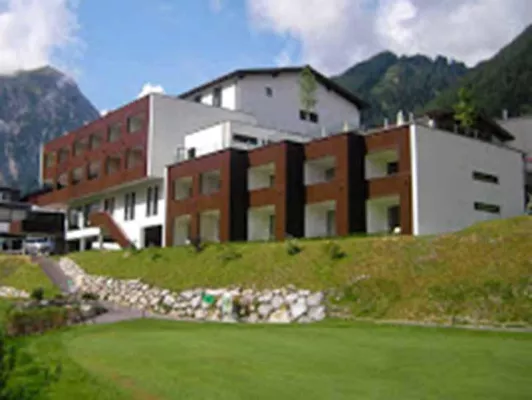 Bild: Sonnenskilauf im Skihotel Sarotla in Vorarlberg