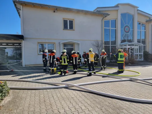 Bild: Brand bei BALLISTOL in Aham - Informationen zum Feuer am 22.03.2022
