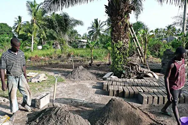 Bild: IT-Schule in Ghana wird per SMS gebaut