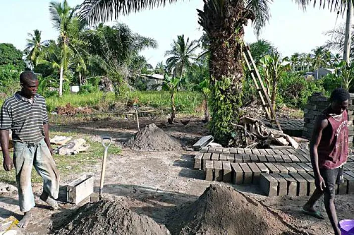 Bild: IT-Schule in Ghana wird per SMS gebaut