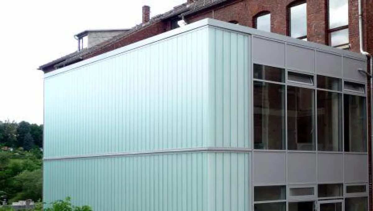 Die moderne Profilglasfassade des Anbaus