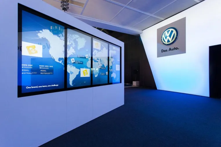 Bild: extes GmbH entwickelt Touch-Screen im XXL-Format