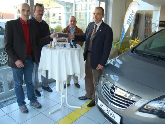 Bild: Autohaus Solcher unterstützt SC Rottal mit Schachuhren