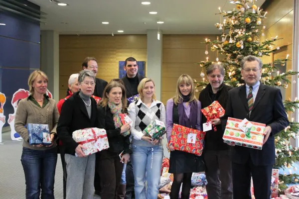 Weihnachtswünschebaum mit Rekord: Landessparkasse hat 267 Präsente übergeben Bild: Weihnachtswünschebaum mit Rekord: Landessparkasse hat 267 Präsente übergeben