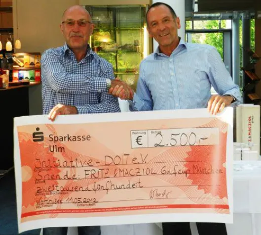 Ausgelassene Freude: FRITZ & MACZIOL GmbH spendet an INITIATIVE DO IT e.V. Bild: Ausgelassene Freude: FRITZ & MACZIOL GmbH spendet an INITIATIVE DO IT e.V.