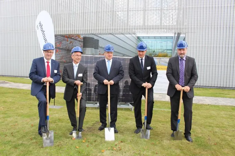 Bild: Fraunhofer CSP feiert 10-jähriges Bestehen mit Fachtagung und Spatenstich für Solarpark