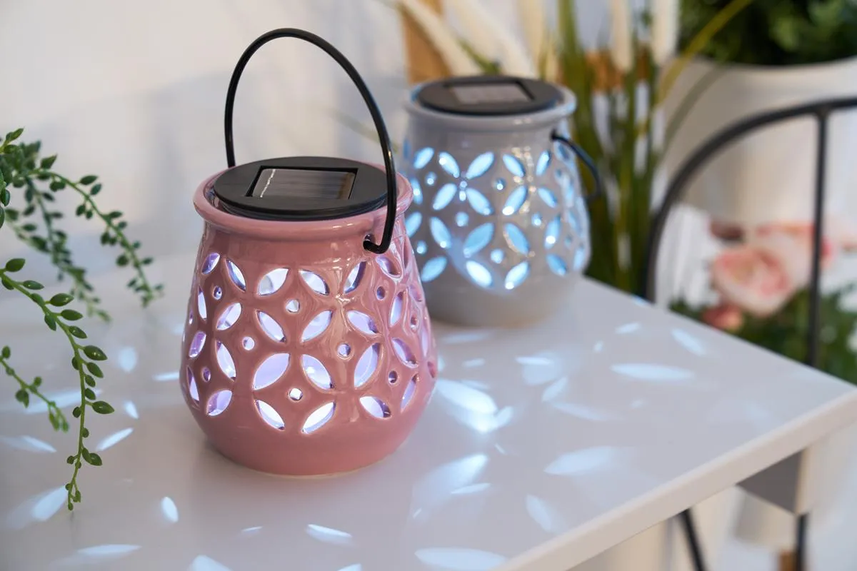 Feminine Lichtmagie: mit ihren sinnlichen Farben setzen Solar-Laternen schöne Lichtakzente
