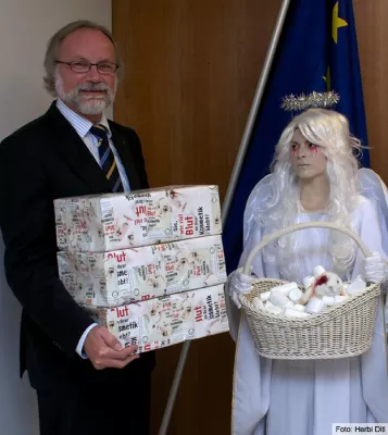 Bild: 11 111 Unterschriften gegen Kosmetik-Tierversuche an EU-Botschafter Reiterer überreicht