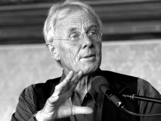 Bild: Rolf Becker liest am 4. Februar 2010 Hörbuch "Israel hören" in Hamburg im Rahmen der Woche des Gedenkens
