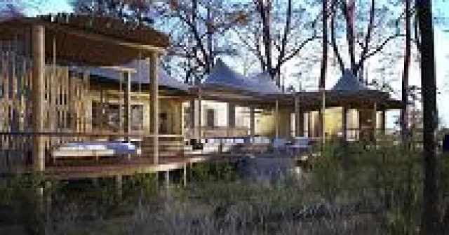 Bild: Nachhaltiger Bau der neuen Mombo Camps von Wilderness Safaris