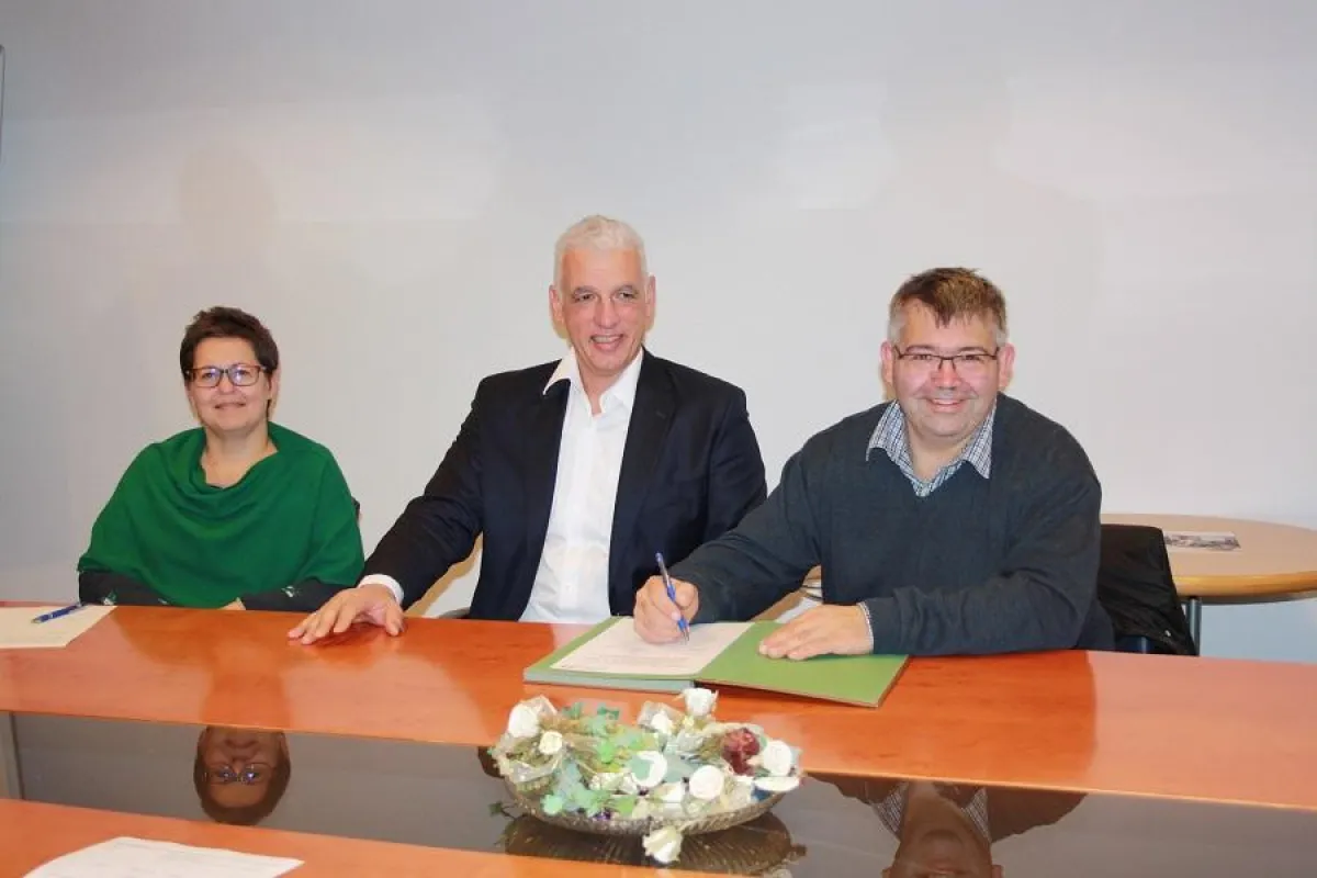 Kerstin Schenker, Frank Baer und Toralf Hasse bei der Vertragsunterzeichnung
