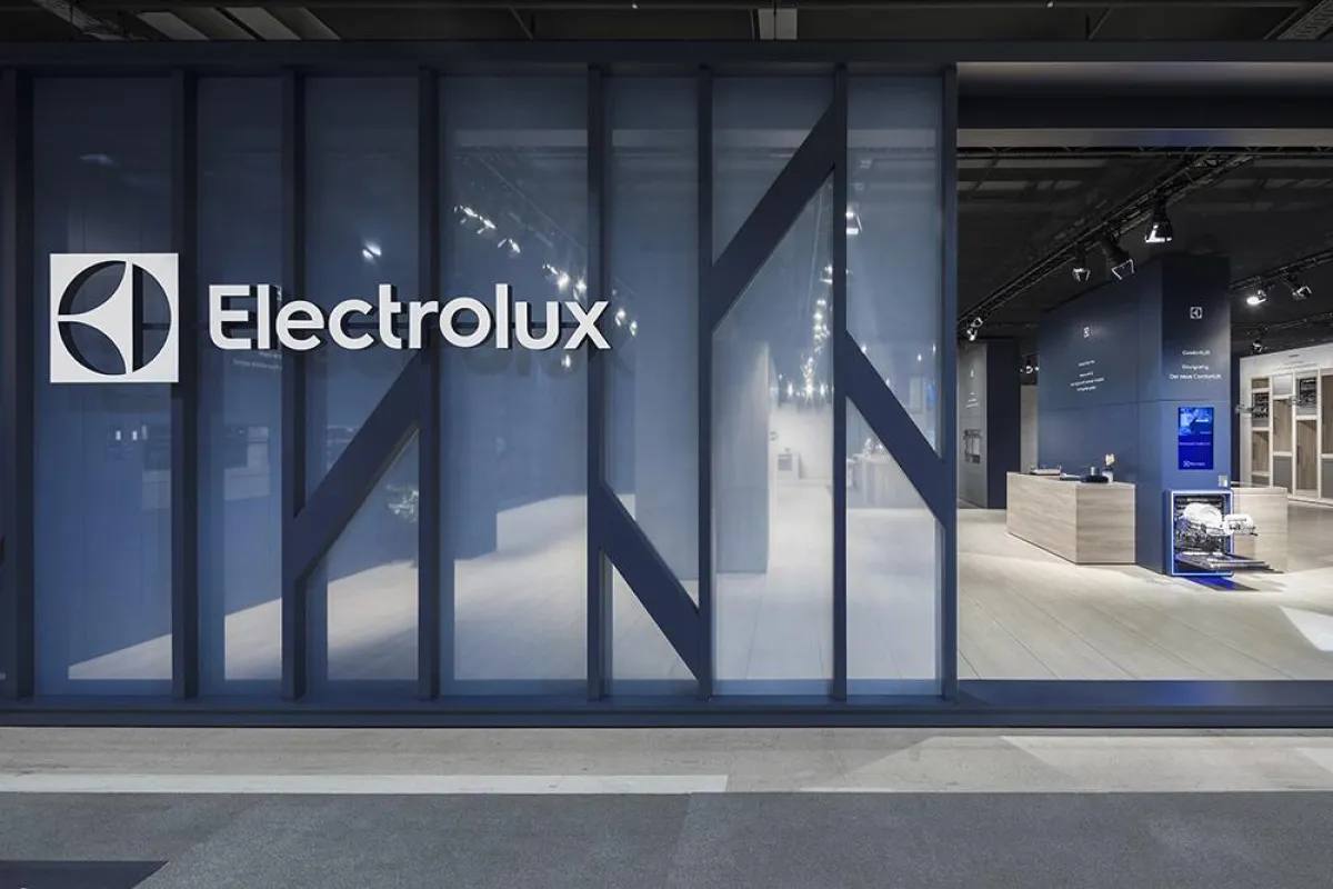 Dunkles Blau, helles Holz und Beton-Optik verweisen auf schwedischen Lifestyle von Electrolux.