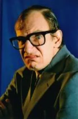 CHIN MEYER und die Razzia Ihres Lebens im SHOWKABARETT Bild: CHIN MEYER und die Razzia Ihres Lebens im SHOWKABARETT