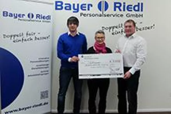 Bild: Spende statt Geschenke: Bayer + Riedl Personalservice unterstützt Kinderkrebshilfe Dingolfing-Landau-Landshut