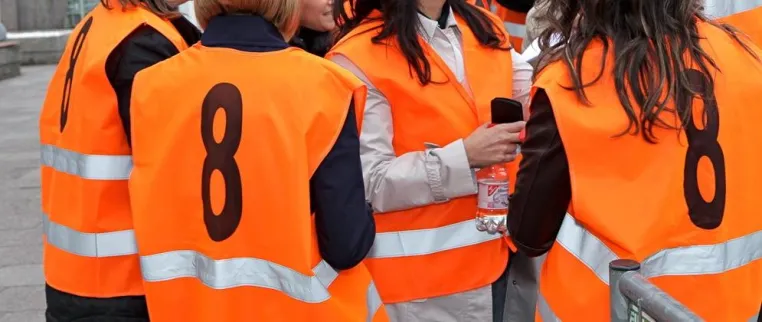 Bild: Menschen in Orange