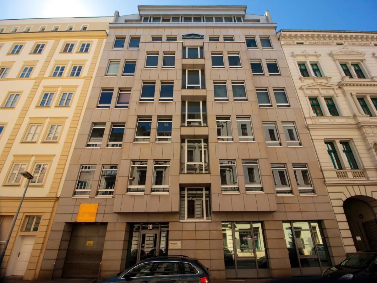 Das moderne Bürogebäude “Haeckelstraße 10“ in der Magdeburger Altstadt