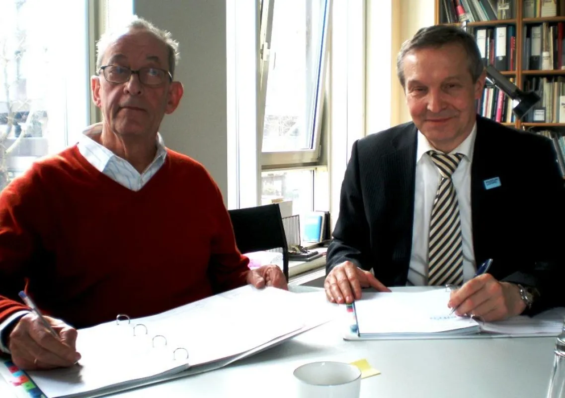 Vertragsunterzeichnung zwischen Prof. Kasper König, Direktor des Museum Ludwig und Reinhard Kille, Geschäftsführer der European IT Consultancy EITCO GmbH