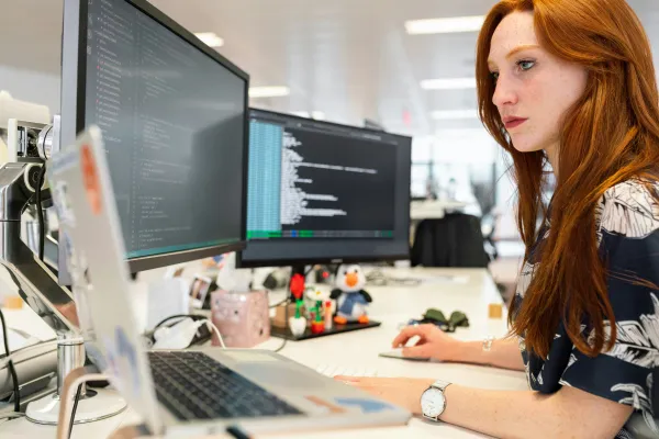 Bild: Programmieren lernen: Quereinstieg in die IT ohne Studium 