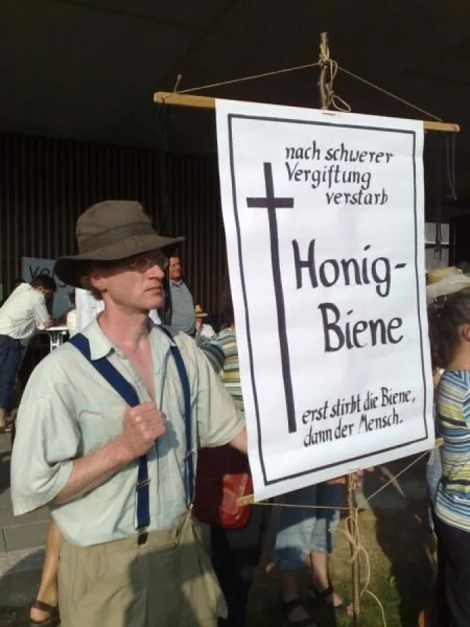 Imker demonstrieren für den Erhalt des Naturhaushaltes und der Honigbienen