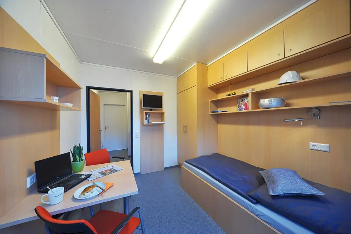 KLEUSBERG Hotel-Container: Gut und günstig wohnen auf der Baustelle.