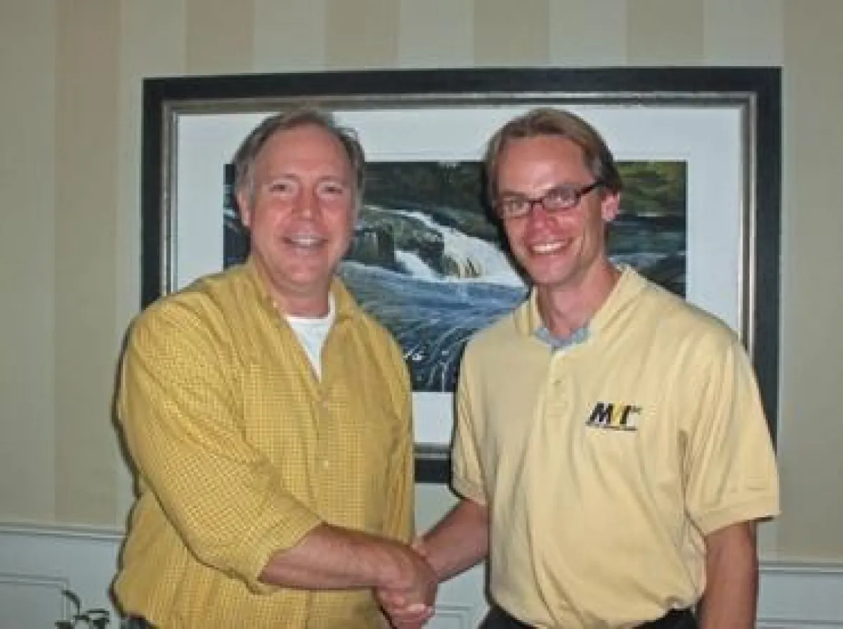 John Hooning, Präsident von Autim, Inc., und Dr. Heiko Eislele, Präsident von MVTec, LLC.